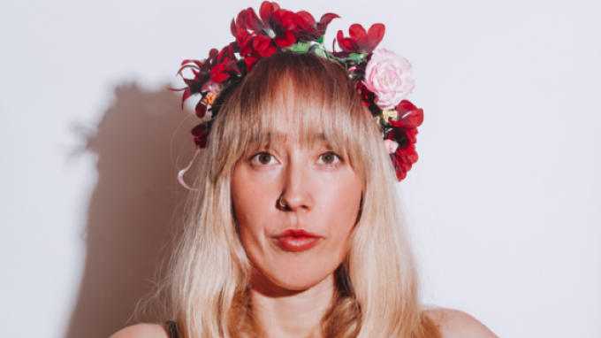 Kate-Lois Elliott - Kate-Lois Elliott's debut UK Stand up Comedy Tour